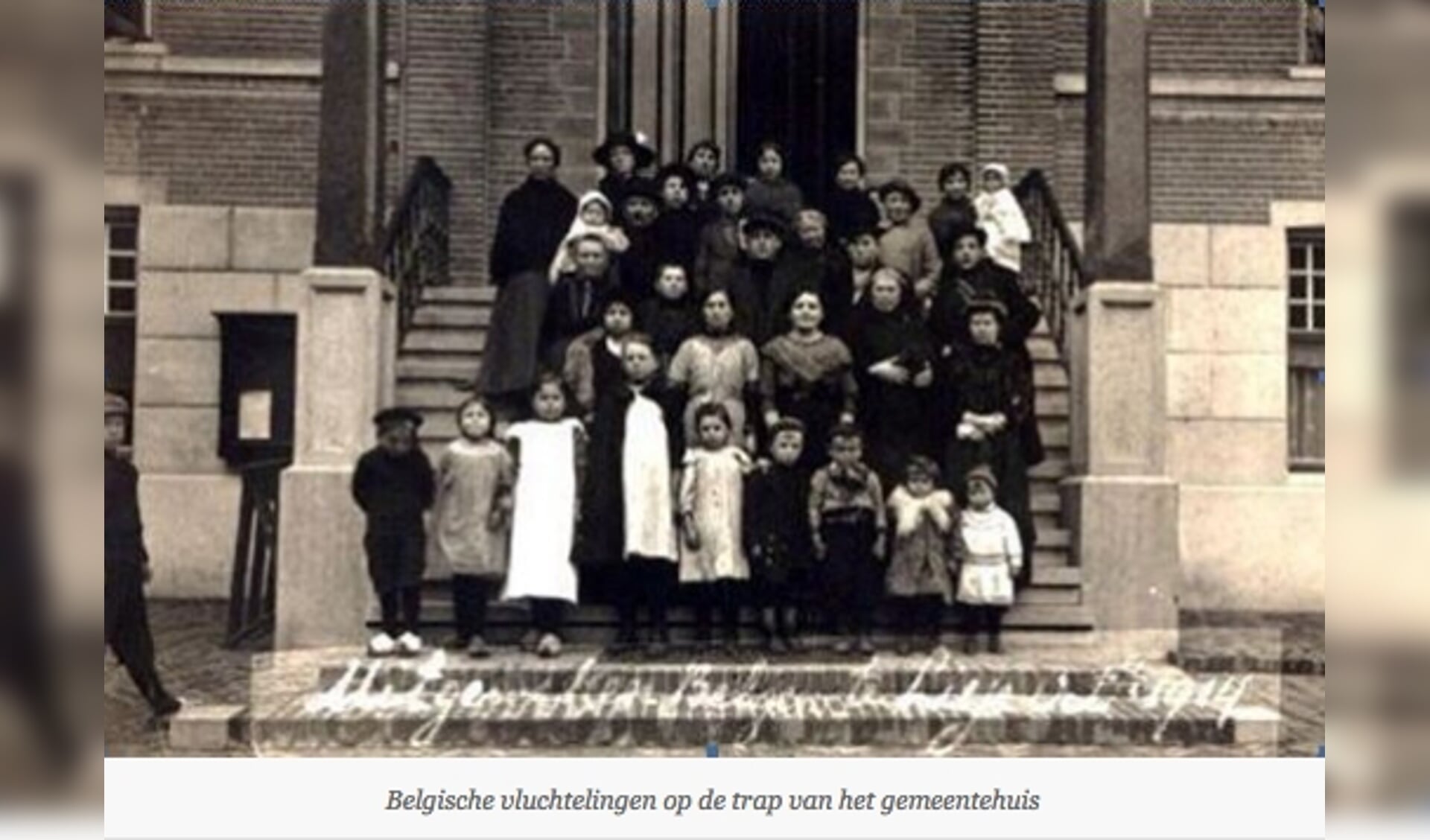 Belgische vluchtelingen op de trap voor het gemeentehuis.