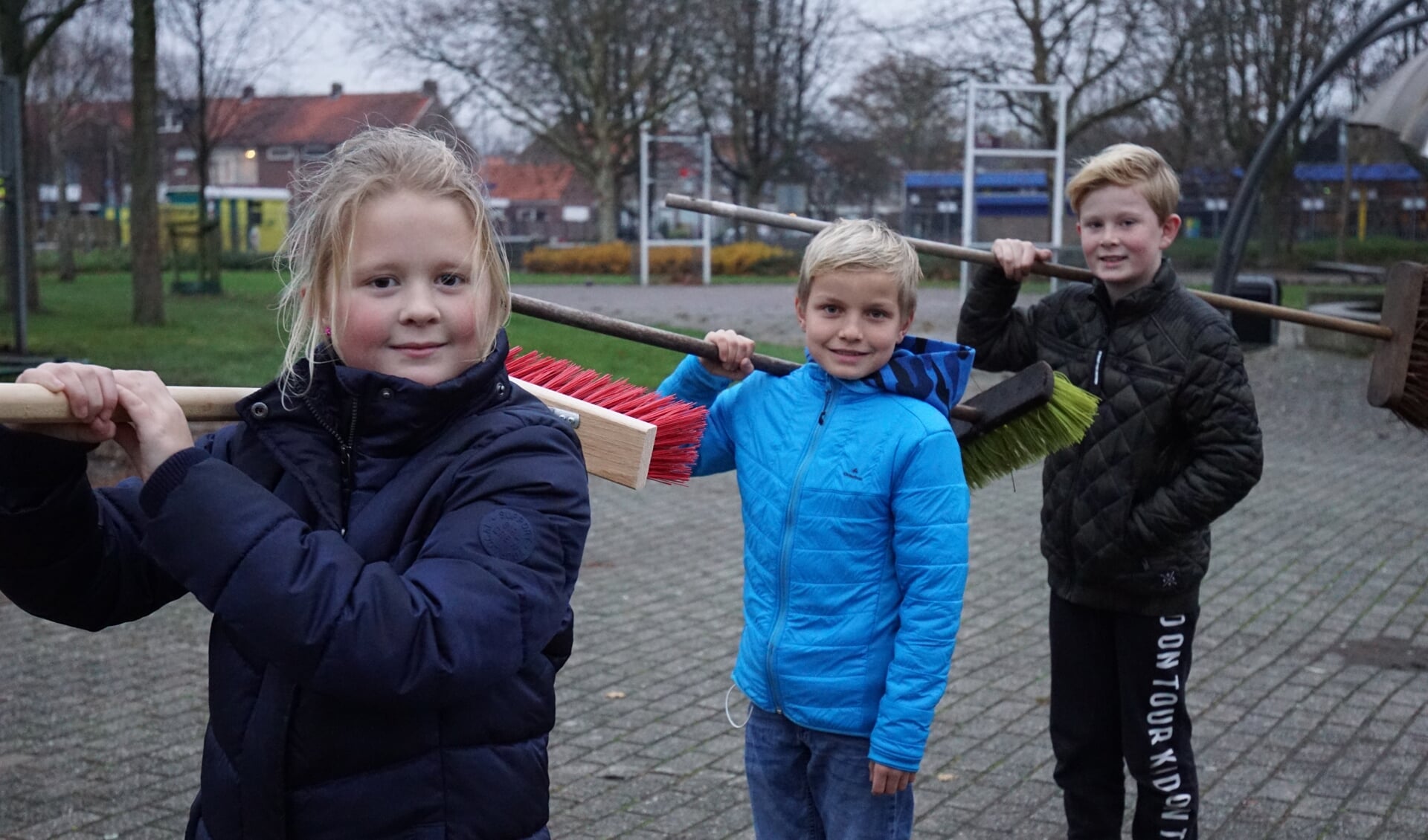 SuperSchoon-ambassadeurs Thijs, Evelien en Guido roepen iedereen op om mee te doen aan het nieuwjaarsvegen in Lisserbroek.