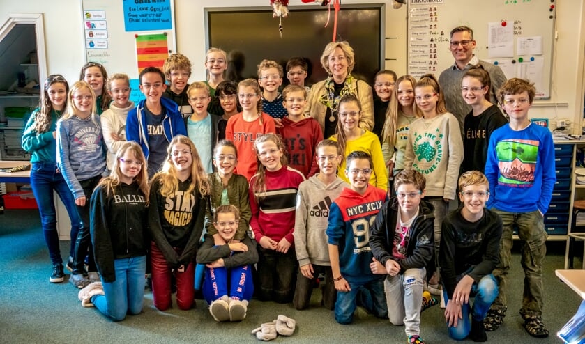 Alle kinderen van groep 8 van de KJS kregen een vuurwerkbril van burgemeester Laila Driessen.