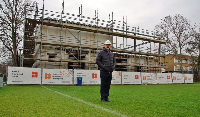 Rector John Swieringa voor het nieuwe gebouw voor muziek en drama. | Foto Willemien Timmers