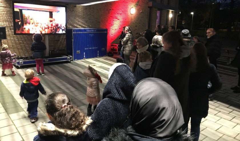 Buiten konden ouders en andere familie livestream meekijken.