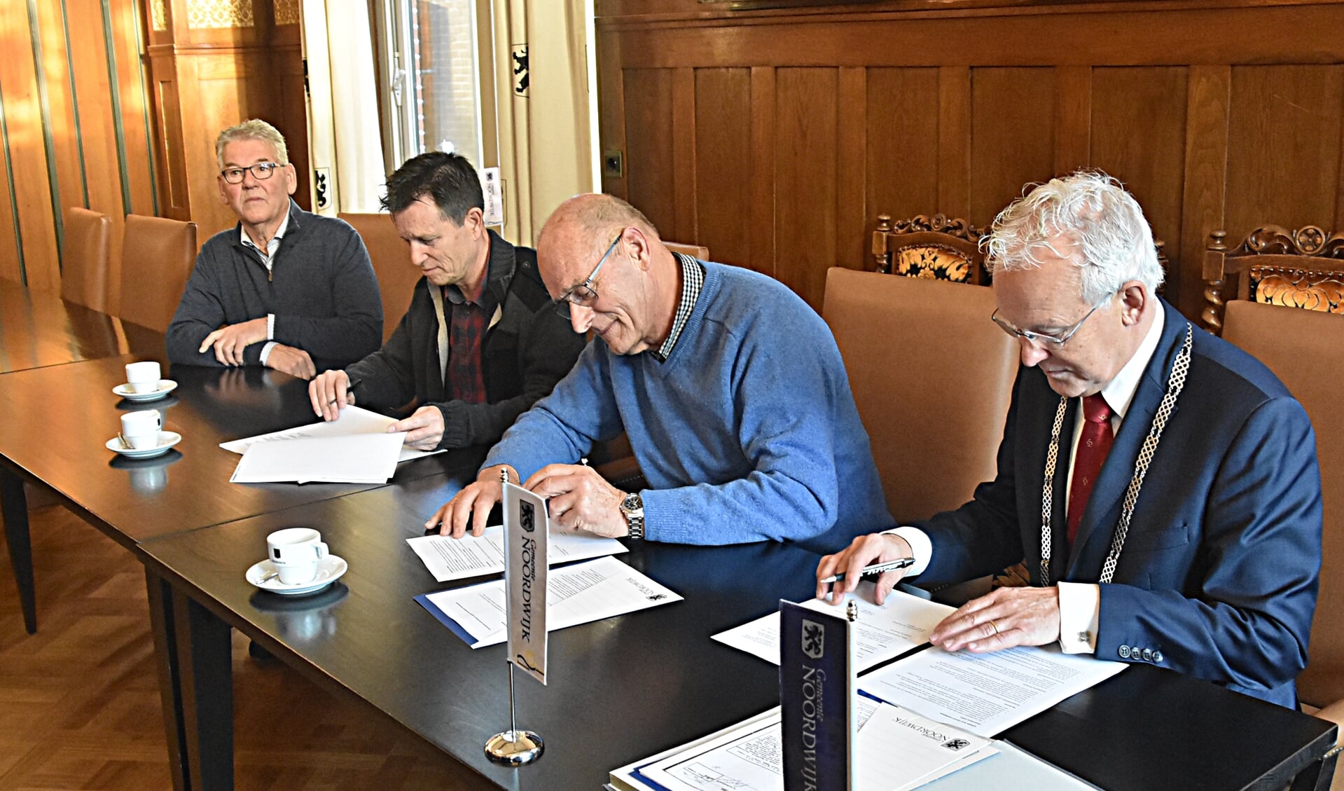 Theo Passchier, Willem Passchier en burgemeester Jan Rijpstra ondertekenden de overeenkomst. | Foto: PvK