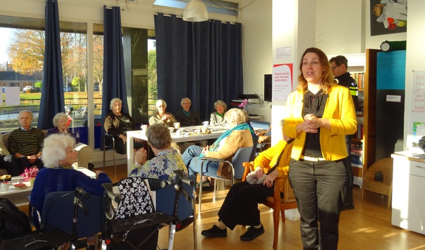 Janine de Vries (met geel jasje) gaf onlangs in 't Buurthuis uitleg over het werk van Incluzio Leiderdorp.