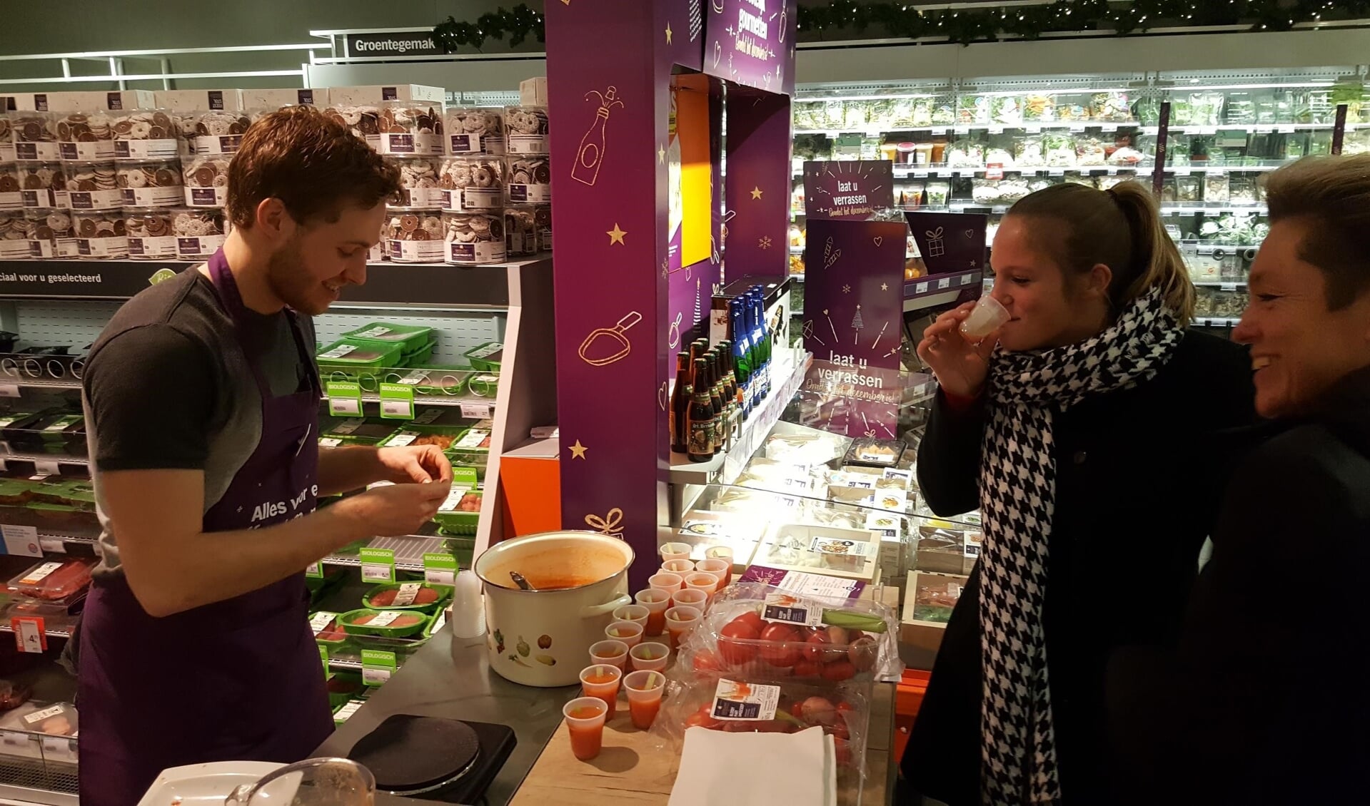 Bezoekers proeven gerechten in de supermarkt. | Foto: pr.