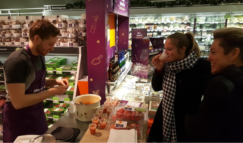 Bezoekers proeven gerechten in de supermarkt. | Foto: pr.