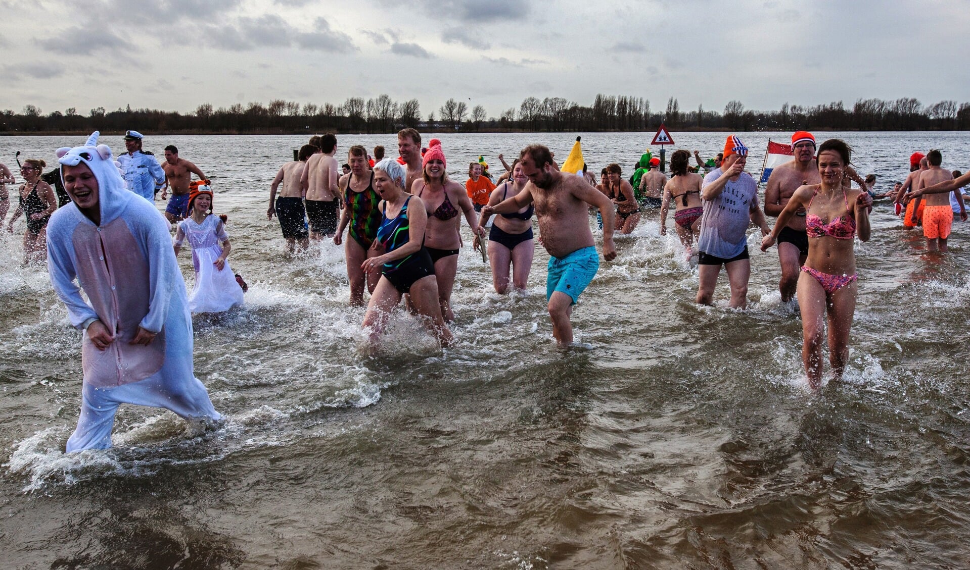 Deelnemers weten de Nieuwjaarsduik in het Valkenburgse Meer te waarderen. 