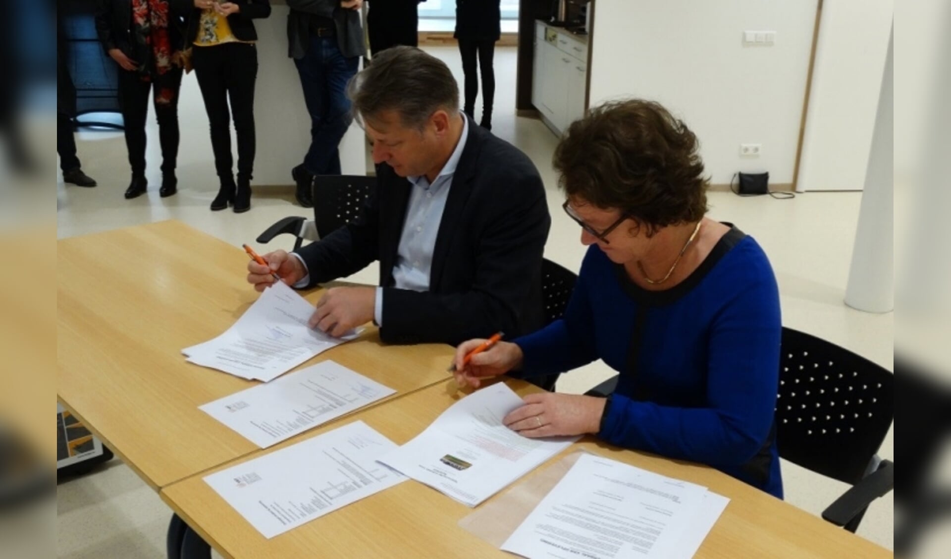Geron Verdellen, directeur SMT Bouw & Vastgoed en Sylvia Spierenburg, bestuurder van Sophia Scholen bij de ondertekening.