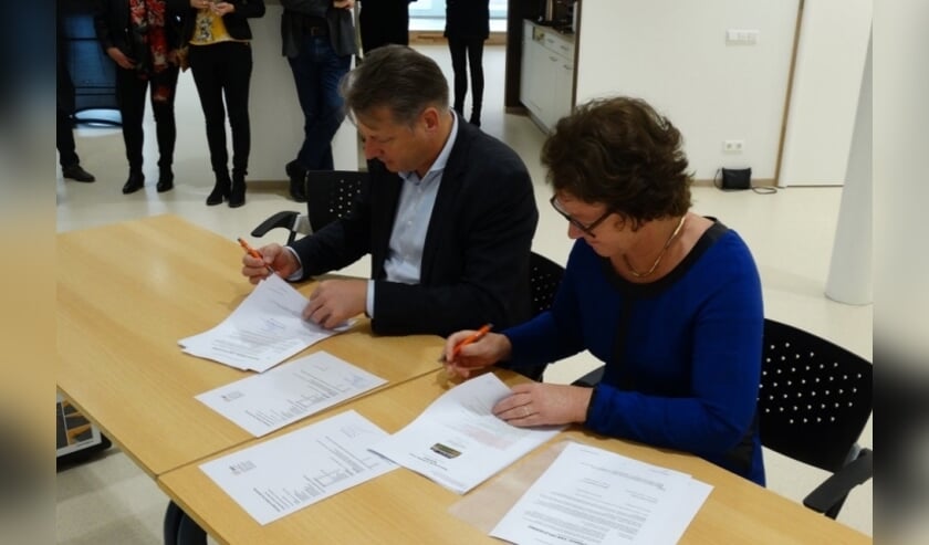 Geron Verdellen, directeur SMT Bouw & Vastgoed en Sylvia Spierenburg, bestuurder van Sophia Scholen bij de ondertekening.