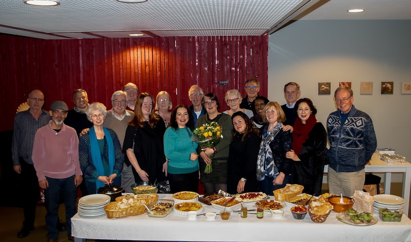 De vrijwilligers van VluchtelingenWerk namen afscheid van teamleider Maureen van den Brink (met bloemen) en van elkaar.