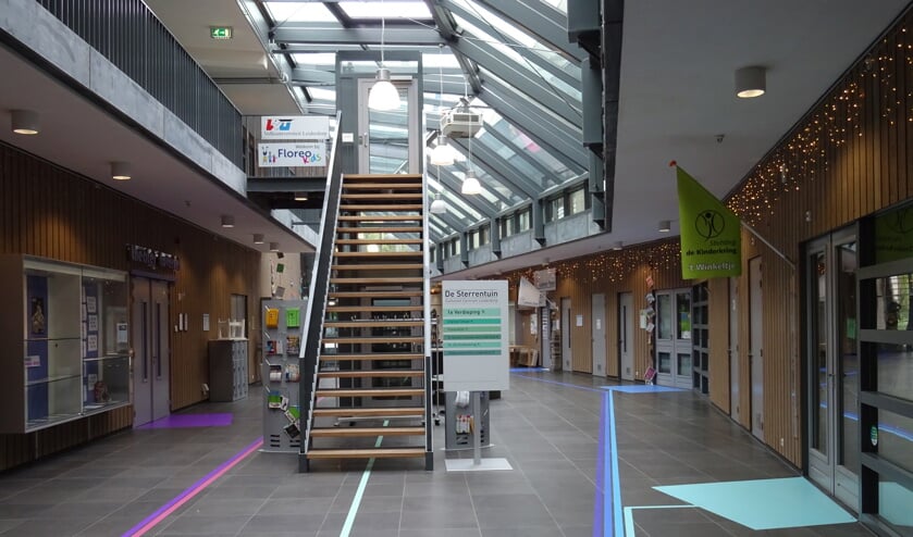 Het atrium van De Sterrentuin, waar in januari de balie van Incluzio Leiderdorp wordt geopend.