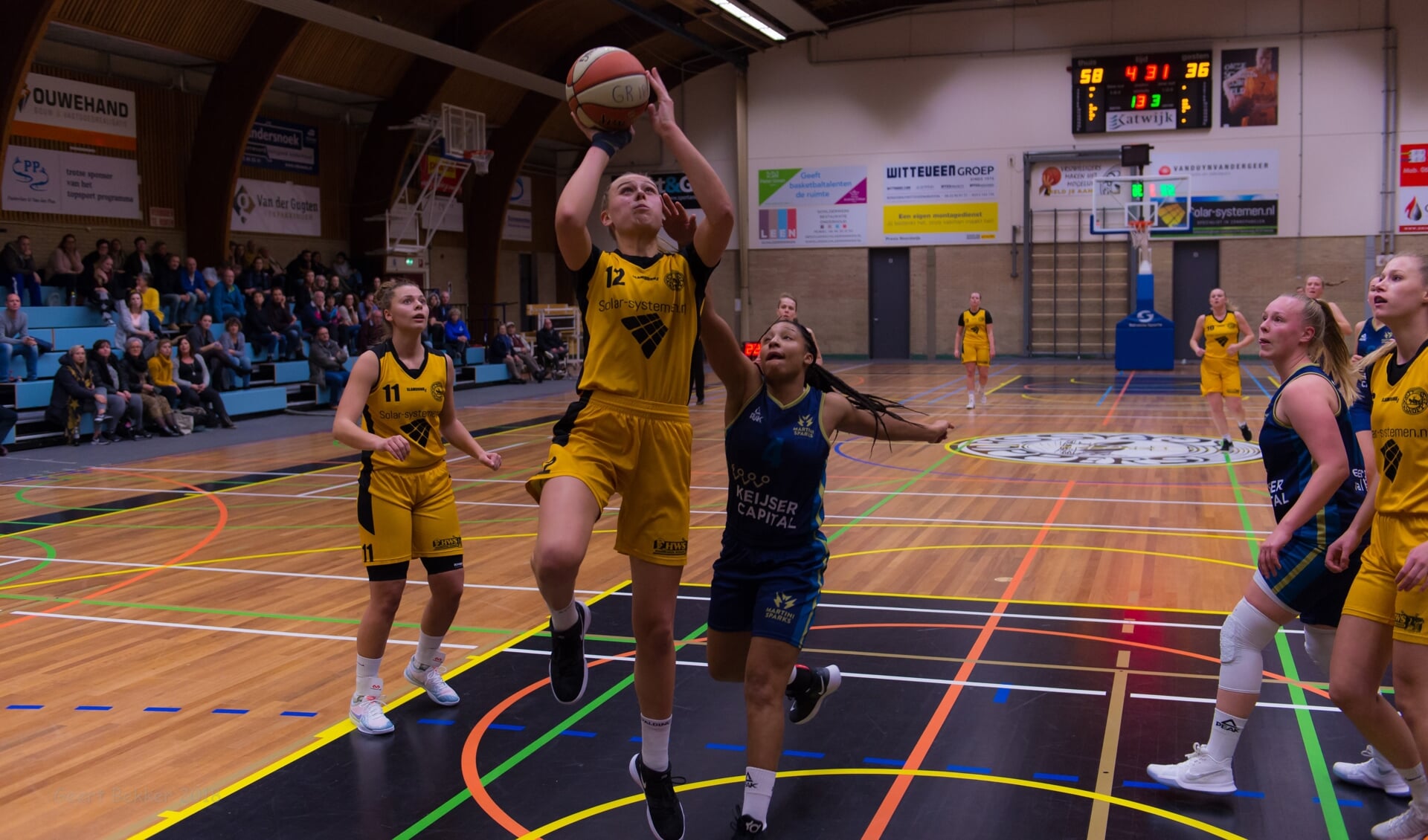 Marieke van Schie gaat naar de basket. | Foto: Geert Bekker