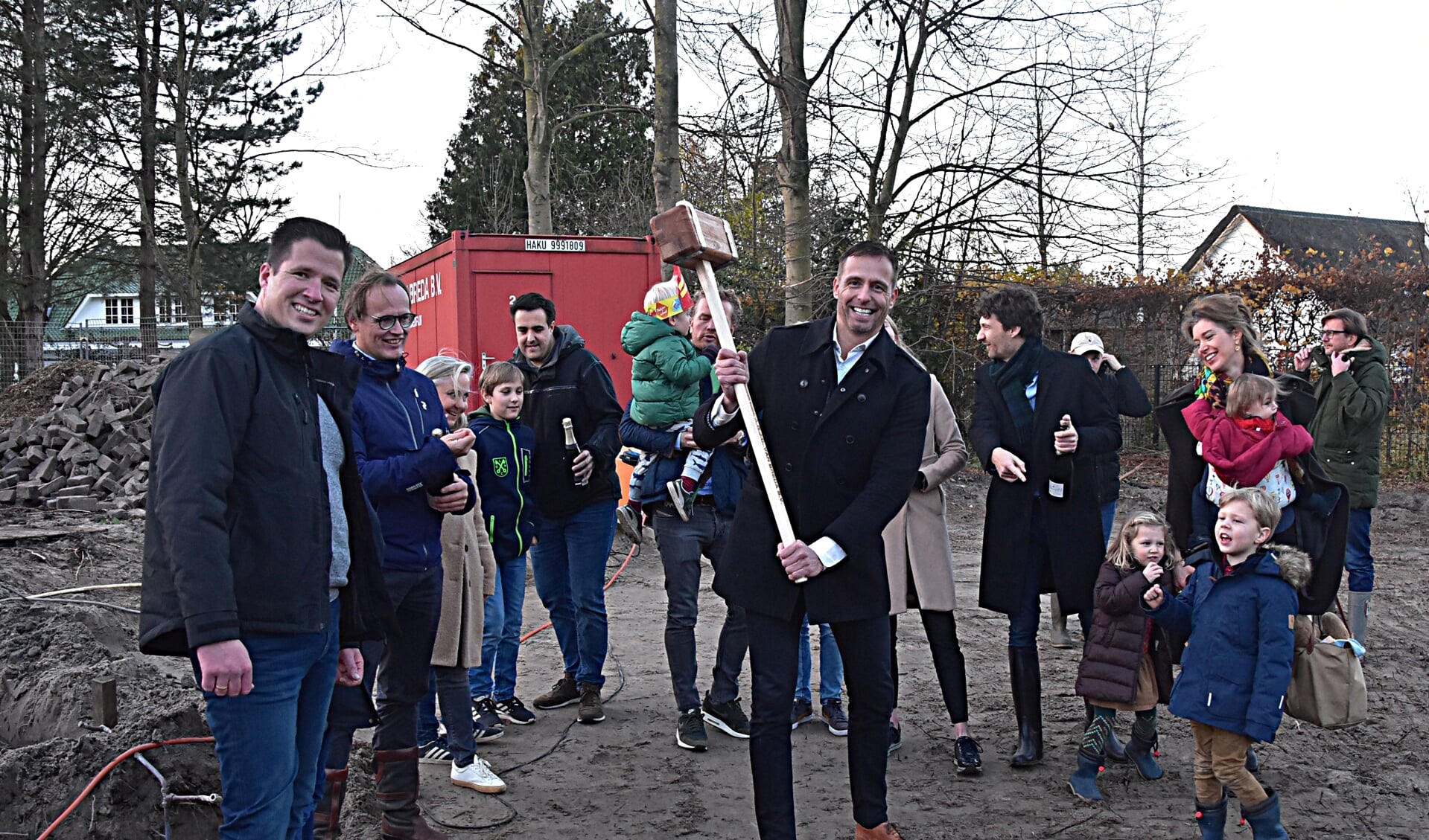 Wethouder Bas Brekelmans slaat de eerste paal in het project 'Wonen in Poelmeer'. | Foto: Piet van Kampen
