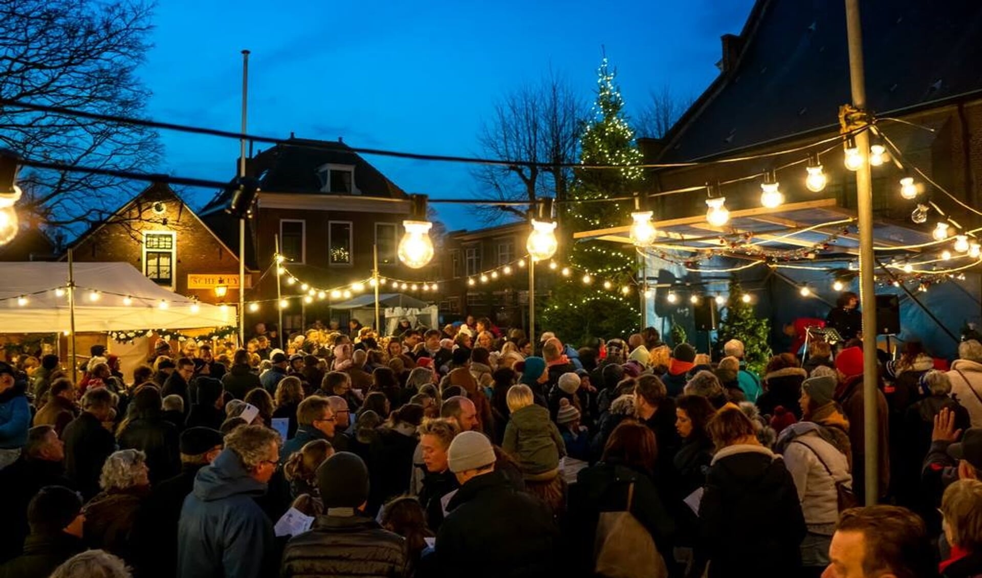 Razend druk was het zaterdagavond bij de Dorpskerk toen daar de Vrienden van het Oude Dorp daar de lichtjes in de grote kerstboom ontstaken. 