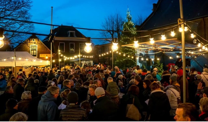 Razend druk was het zaterdagavond bij de Dorpskerk toen daar de Vrienden van het Oude Dorp daar de lichtjes in de grote kerstboom ontstaken.