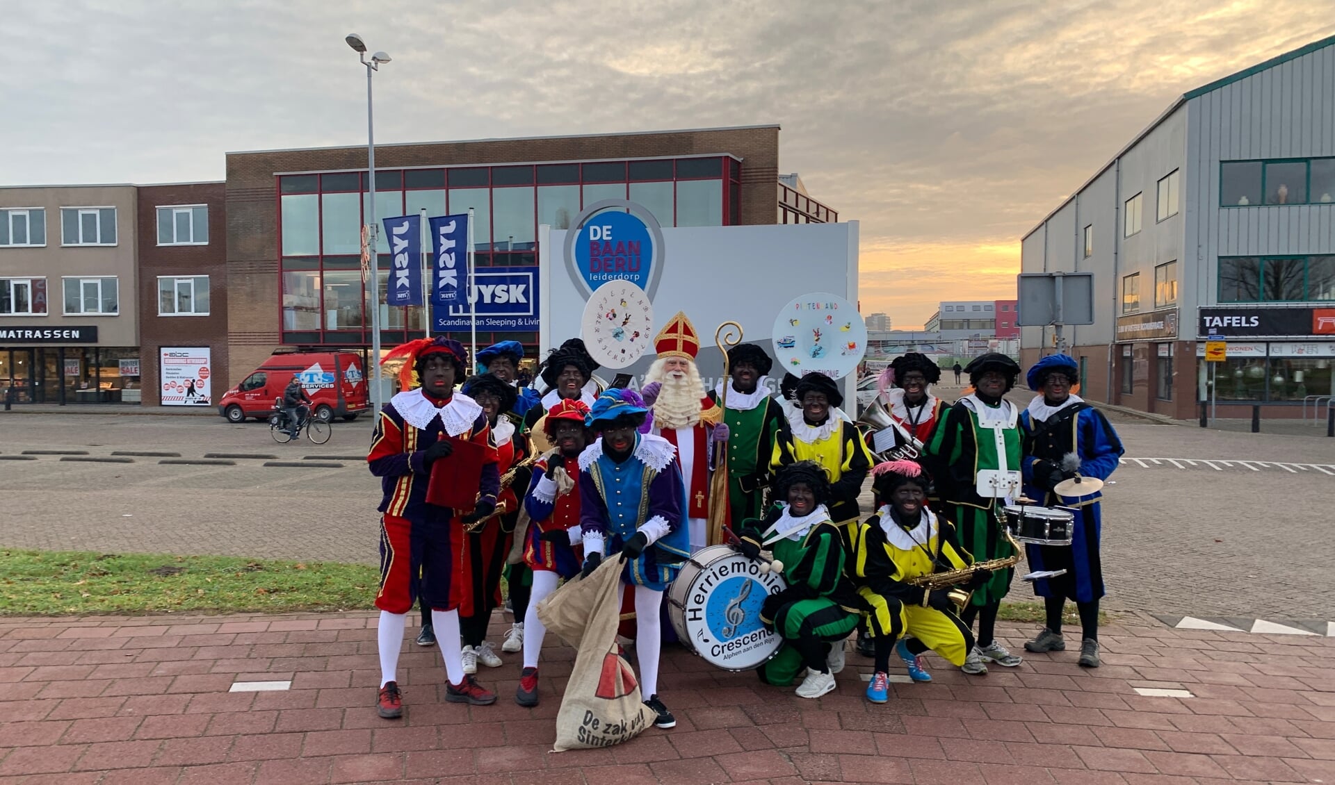 Sinterklaas en zijn helpers samen met de pietenband. 