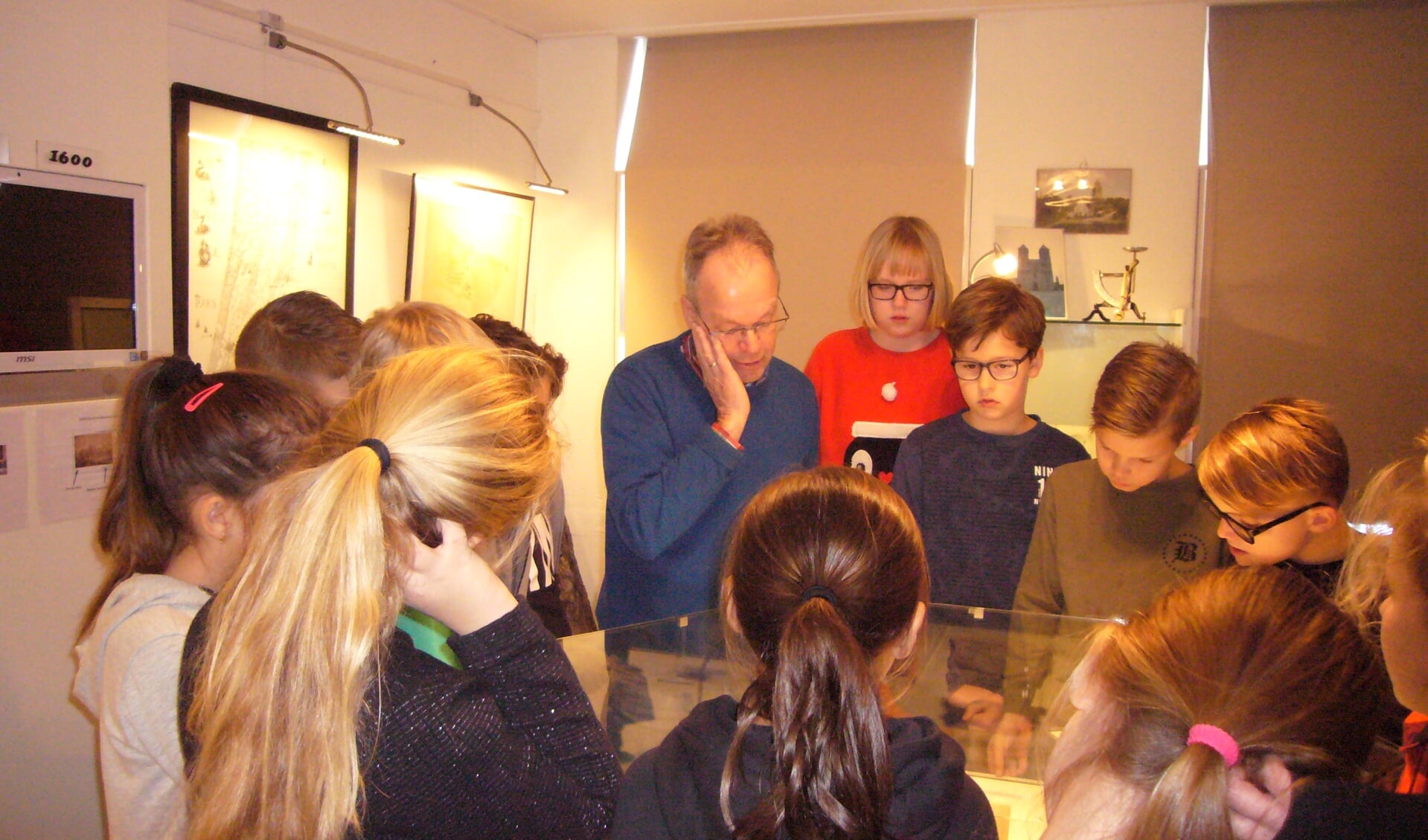 De leerlingen luisterden geïnteresseerd naar de verhalen over de oudheden.  