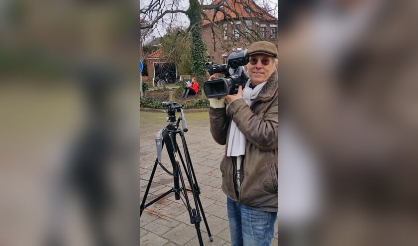Roel Zaadnoordijk tijdens opnamen voor de film 'Schrijversdorp Oegstgeest'. Onder de boom een lezende inwoner als terugkerend thema in de film.