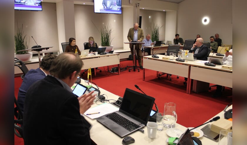 Alfred Pop spreekt de commissie toe over de wens voor meer panden op de nieuwe lijst. | Foto: NK
