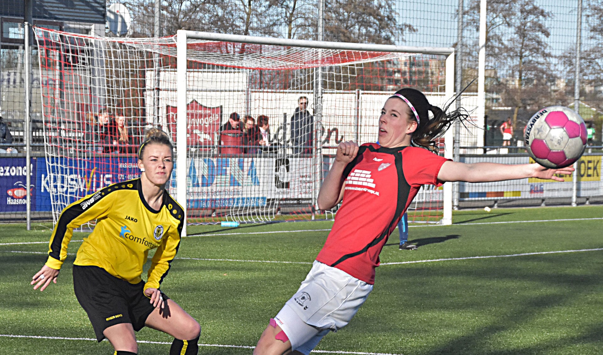 Claudia Owel (17) speelt hier geen handbal al lijkt dit zo. | Foto: Piet van Kampen