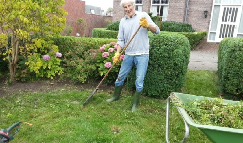 Herman van Amsterdam in de tuin van de pastorie van de Pancratiuskerk in Sassenheim. | Foto: pr.