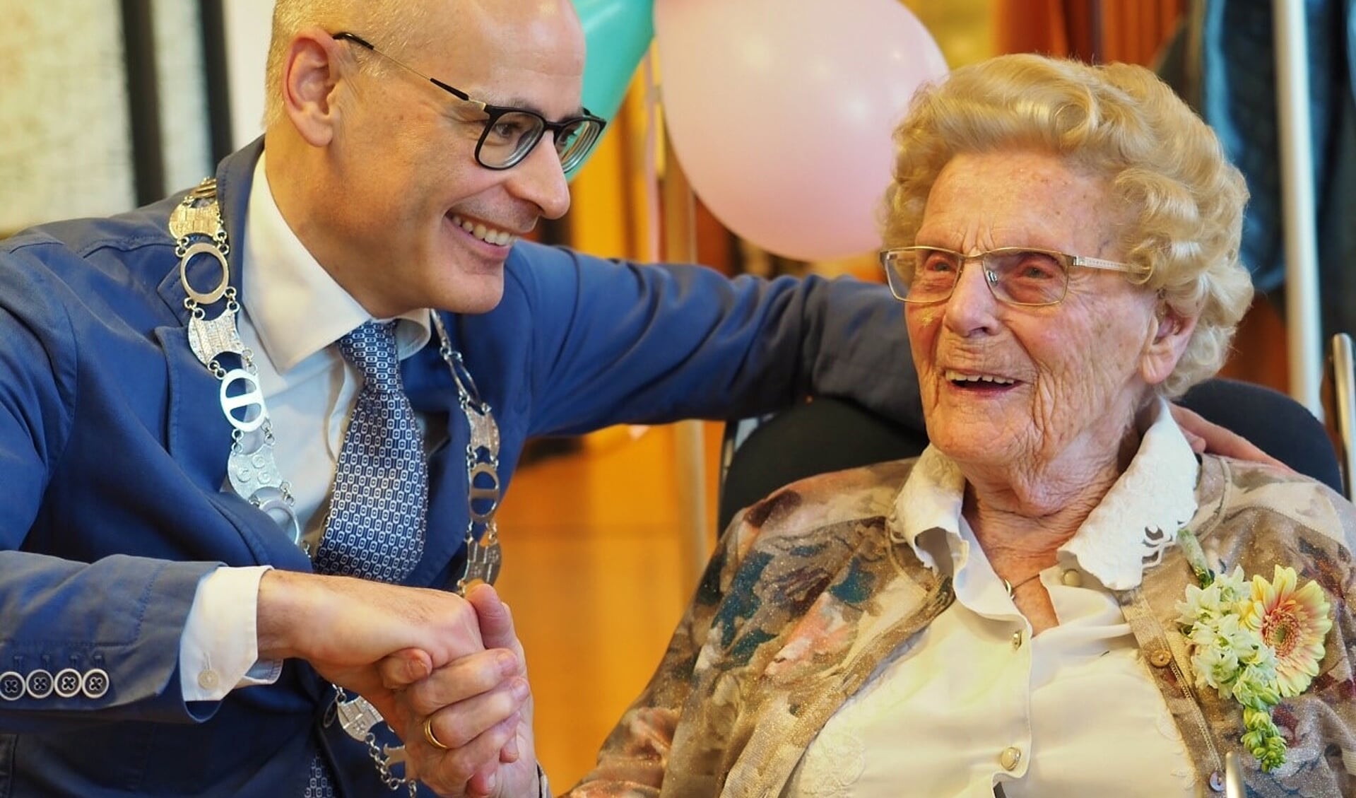 Burgemeester Emile Jaensch feliciteert mevrouw Keijzer met haar 107e verjaardag. Zij is met haar leeftijd de oudste inwoner van de regio. | Foto Henk Keijzer