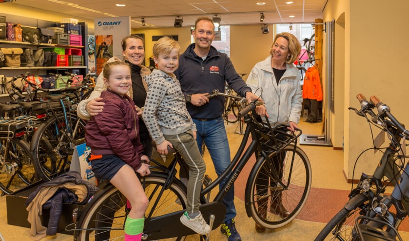 Kim van Beukering haalde woensdagmiddag 14 februari de gewonnen fiets op. | Foto Wil van Elk
