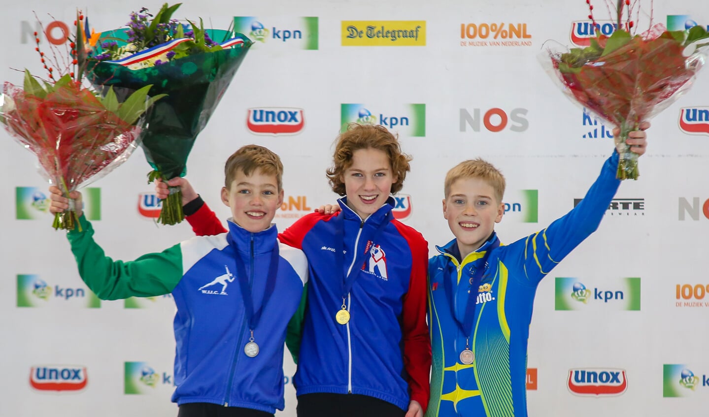Rens Vergeer (l) wint zilver. In het midden winnaar Tygo Kompier en nummer drie Menno van Eig. | Foto: pr./schaatspeloton.nl