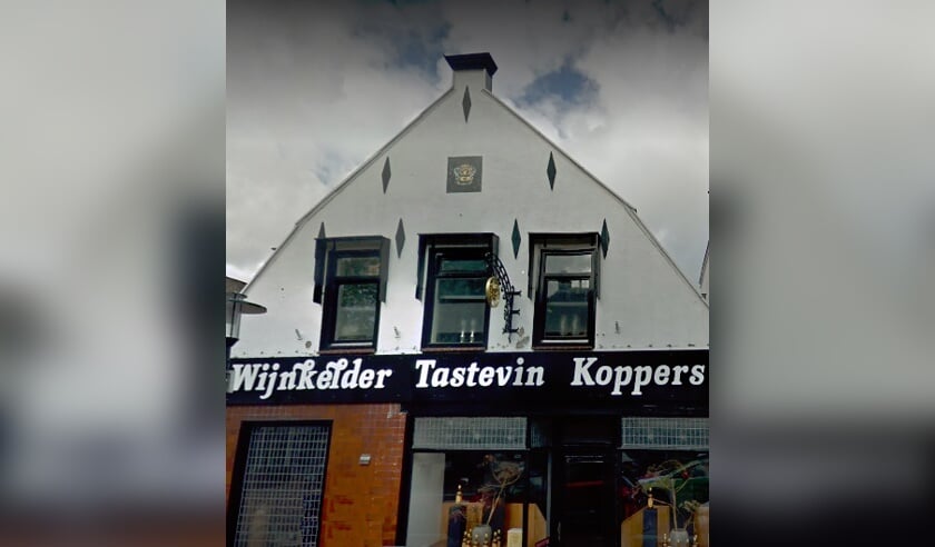 De gevel van Hoofdstraat 180 heeft een gevelsteen én een uithangbord. | Foto: Google Maps