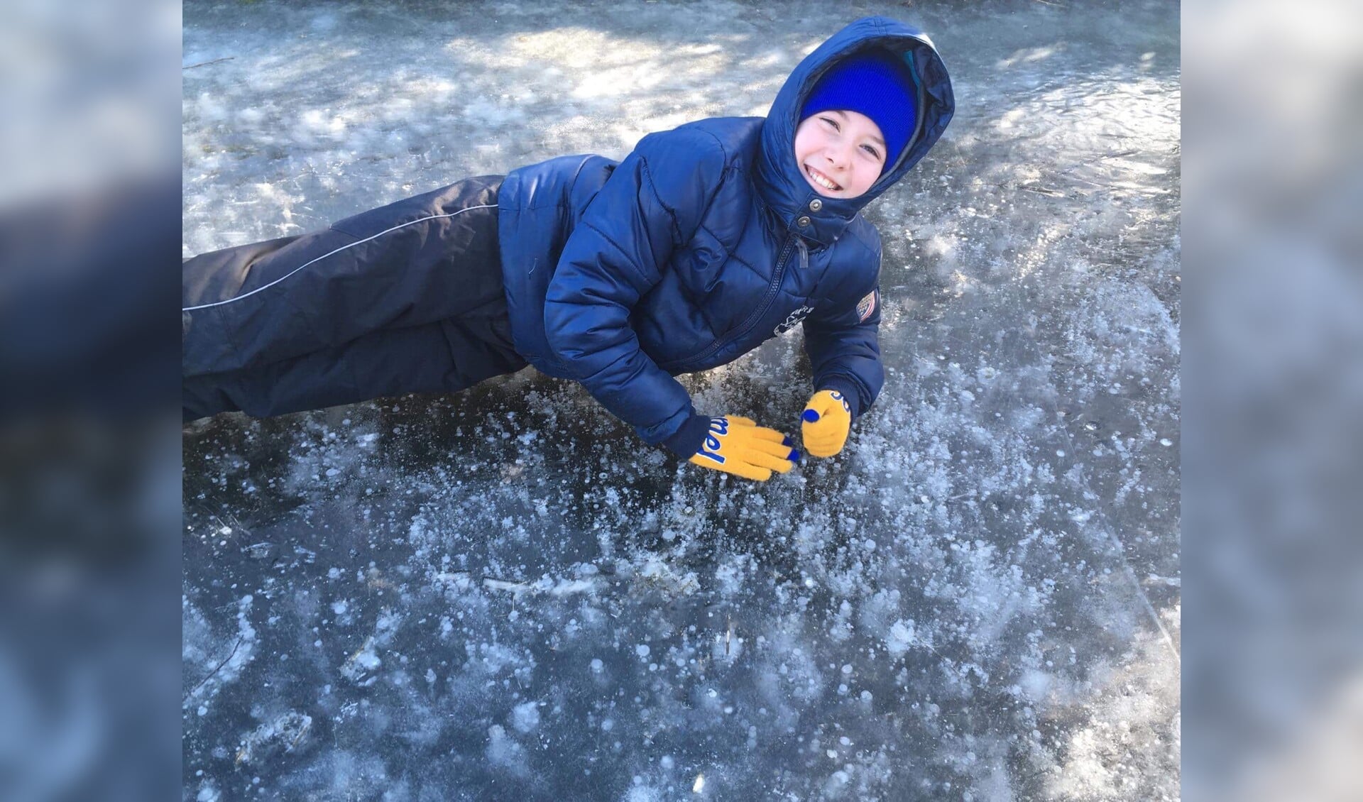 Jan van Wieringen is er klaar voor:  op de sloot bij de Pilarenlaan ligt al een mooie ijslaag! | Foto: met dank aan Hanneke van Wieringen