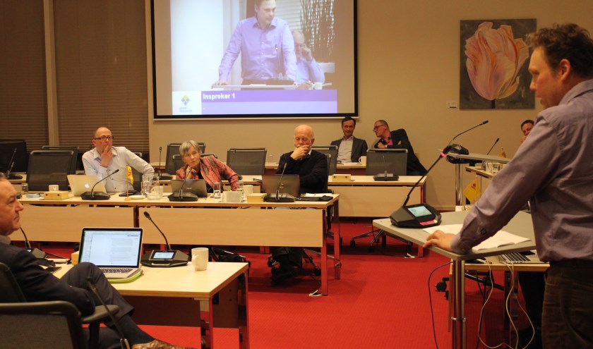 Namens de boeren van historische koeienrassen voert Fernand de Willigen in de raadscommissie een pleidooi. | Foto: NK