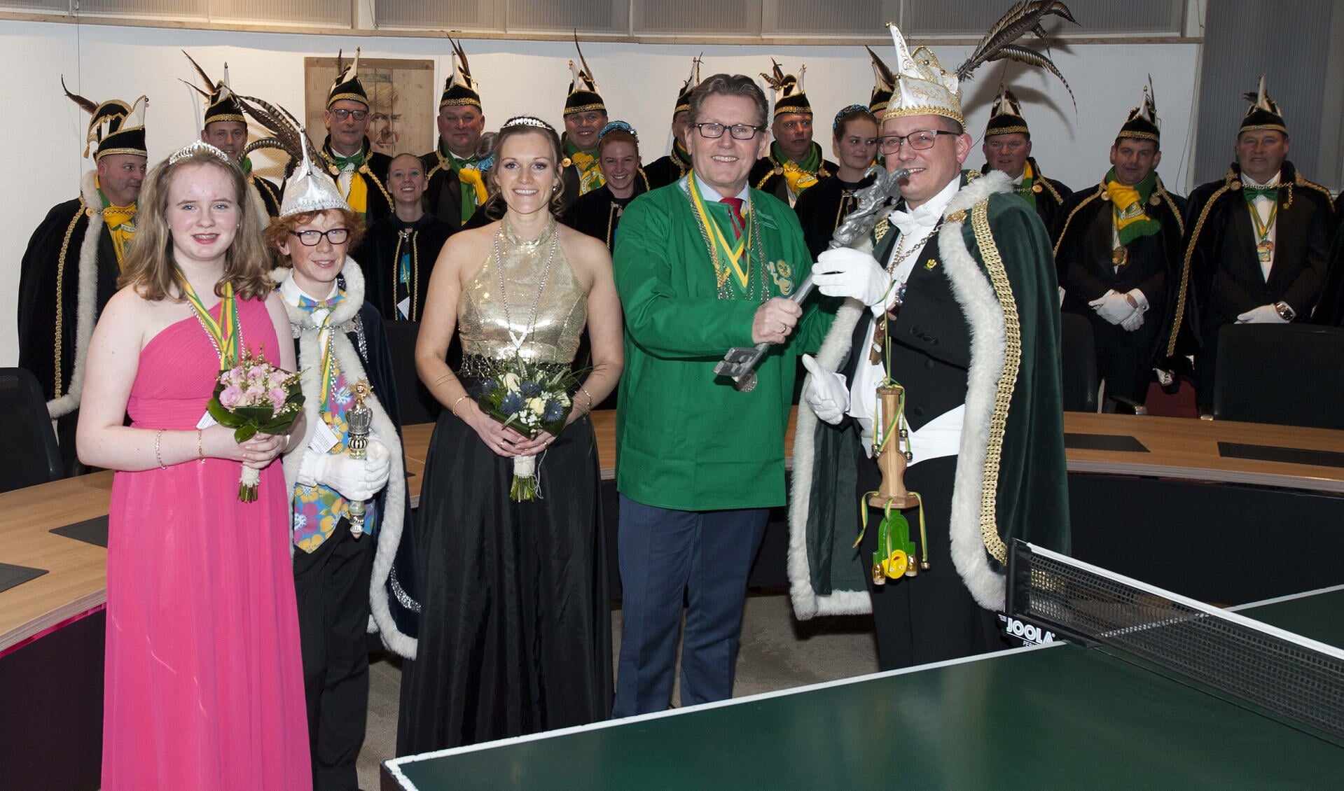 Wethouder Van Duin overhandigt de sleutel aan het prinselijk paar. | Foto: Ina Verblaauw