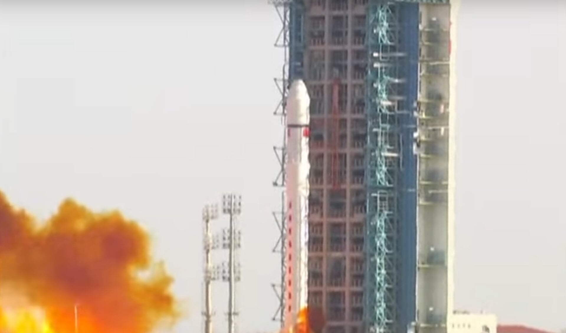 . Lancering van raket Long March 2D met de nanosatelliet GomX-4B met HyperScout aan boord.