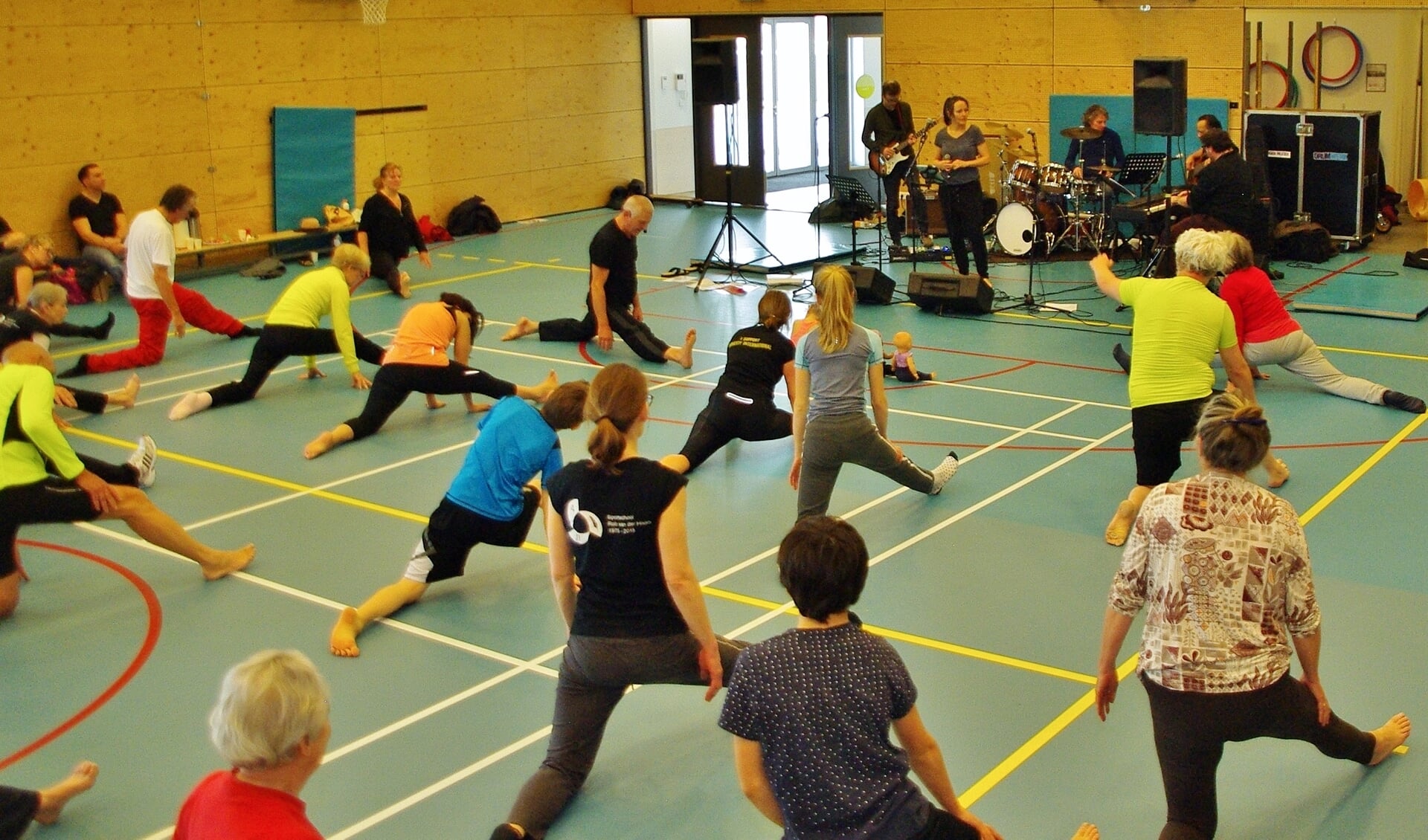 Deelnemers genieten van een work-out op livemuziek. | Foto Willemien Timmers