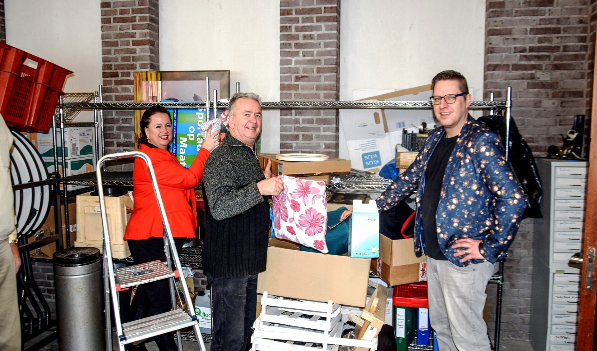 Beheerders Marianne Huitema (links) en Theo Heemskerk (rechts) krijgen hulp bij het opruimen. | Foto: MR