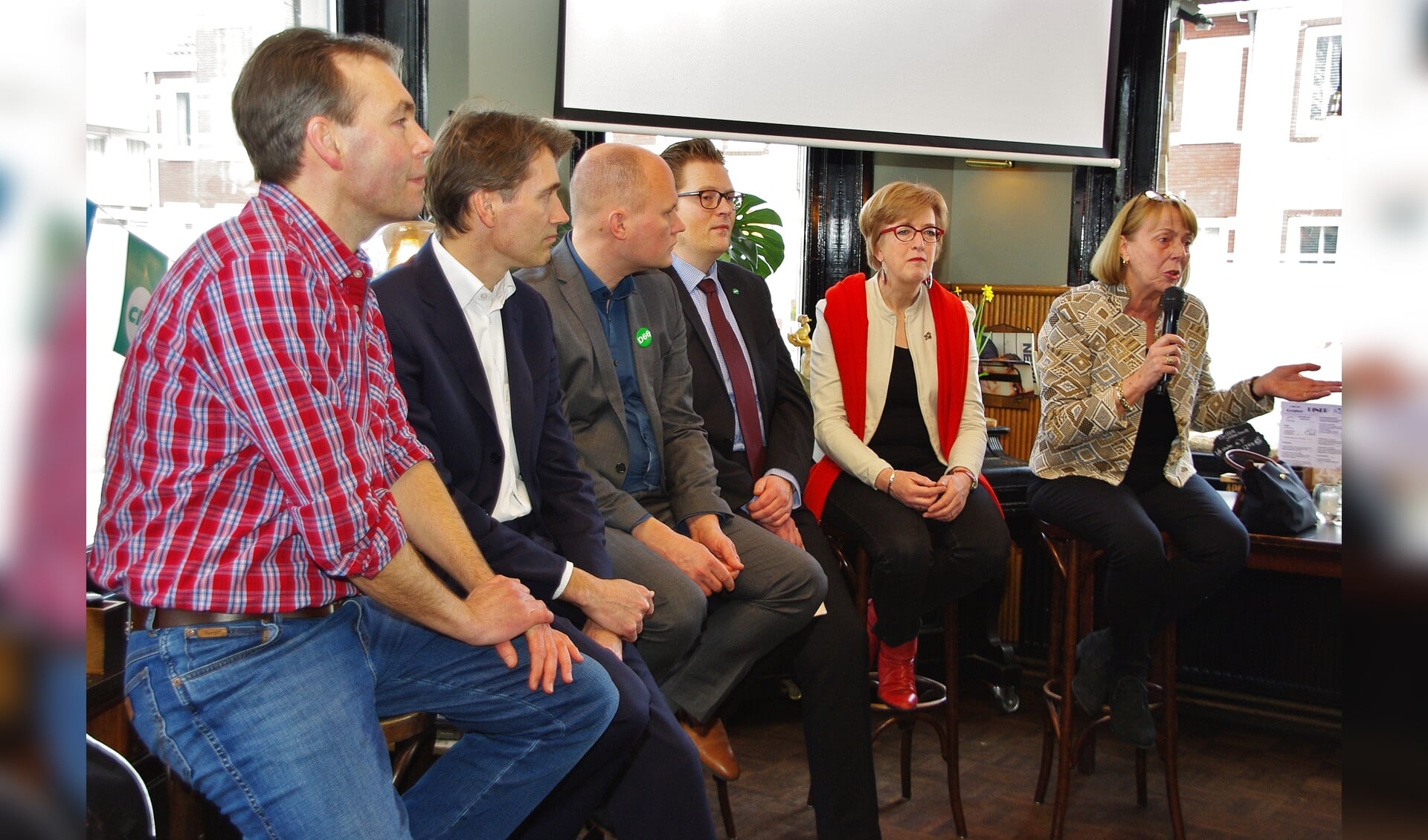 Vertegenwoordigers van de diverse partijen tijdens het zorgdebat in De Gouwe. | Foto's Willemien Timmers