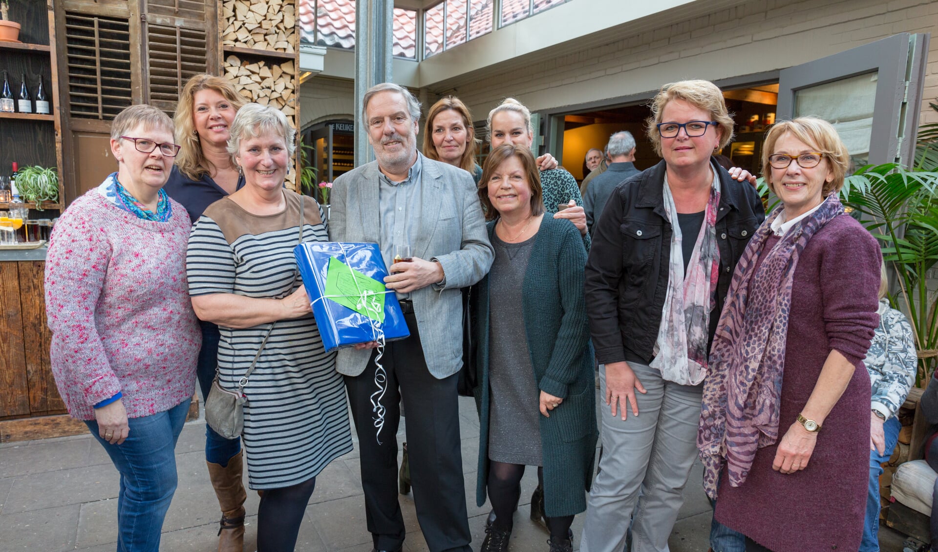 De dames van de praktijk namen afscheid van huisarts Hans Voorzaat met een boek vol handjes. | Foto Wil van Elk.