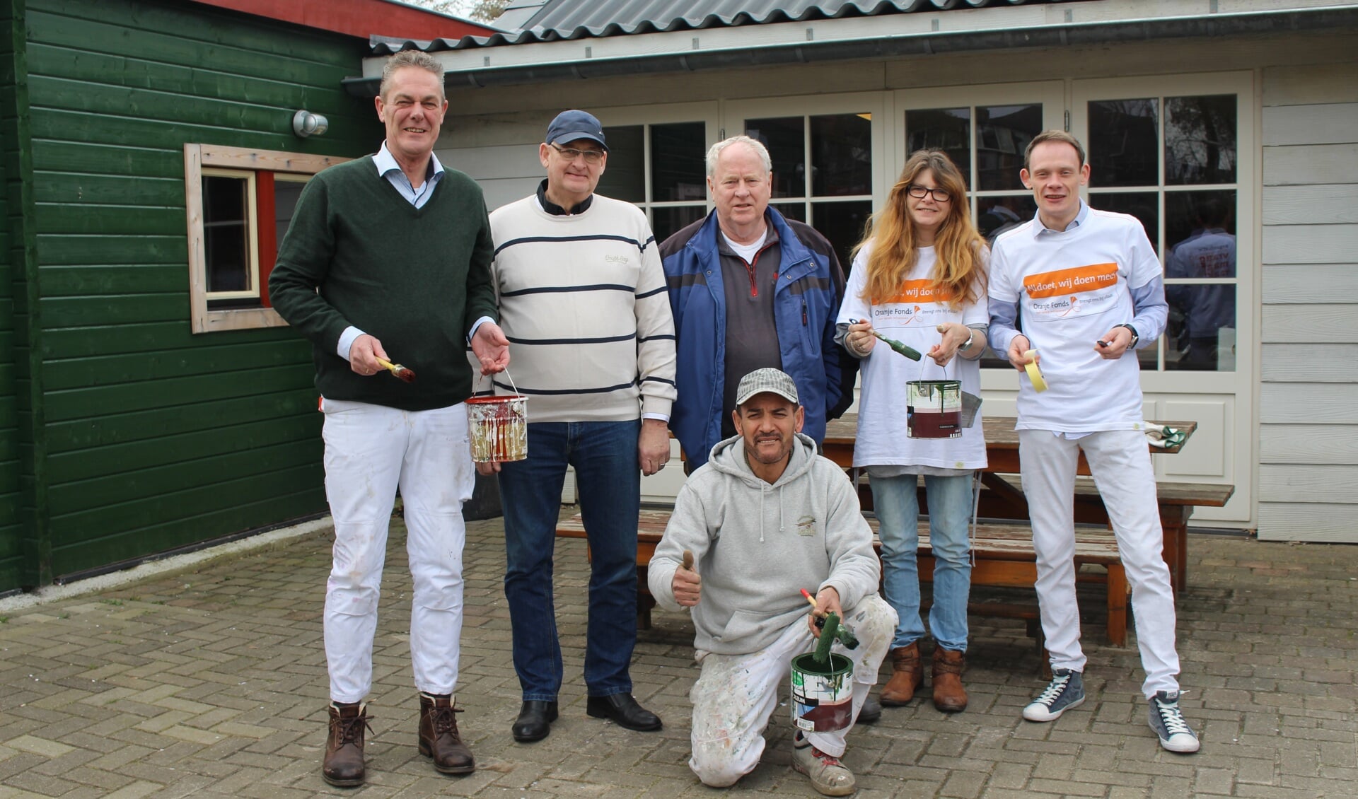 Met NL Doet gaan vrijwilligers aan de slag bij verenigingen en dergelijke, zoals dit team vorig jaar in Hillegom deed.