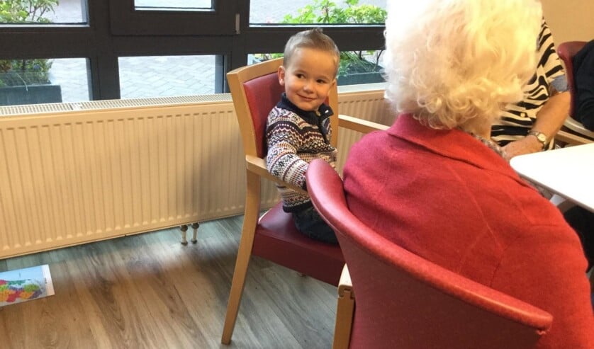 Peuters praten met de ouderen, spelen spelletjes en zingen liedjes. | Foto: pr.