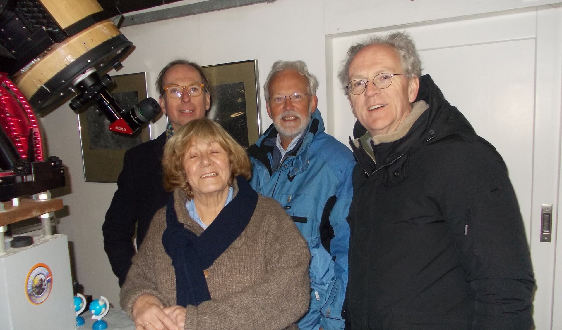 Buiten onder de sterrenhemel bij de telescoop: burgemeester Gerrit Goedhart, burgemeester Jan Rijpstra, Henny en IJsbrand van Straalen. 