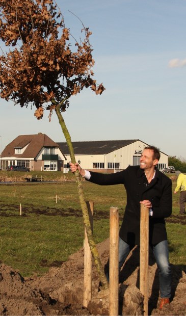 Wethouder Bas Brekelmans mocht vanmiddag symbolisch de eerste boom in de grond zetten en deed dat aan het begin van de Leidsevaart, nabij de aansluiting met de N444. | Foto: pr. 