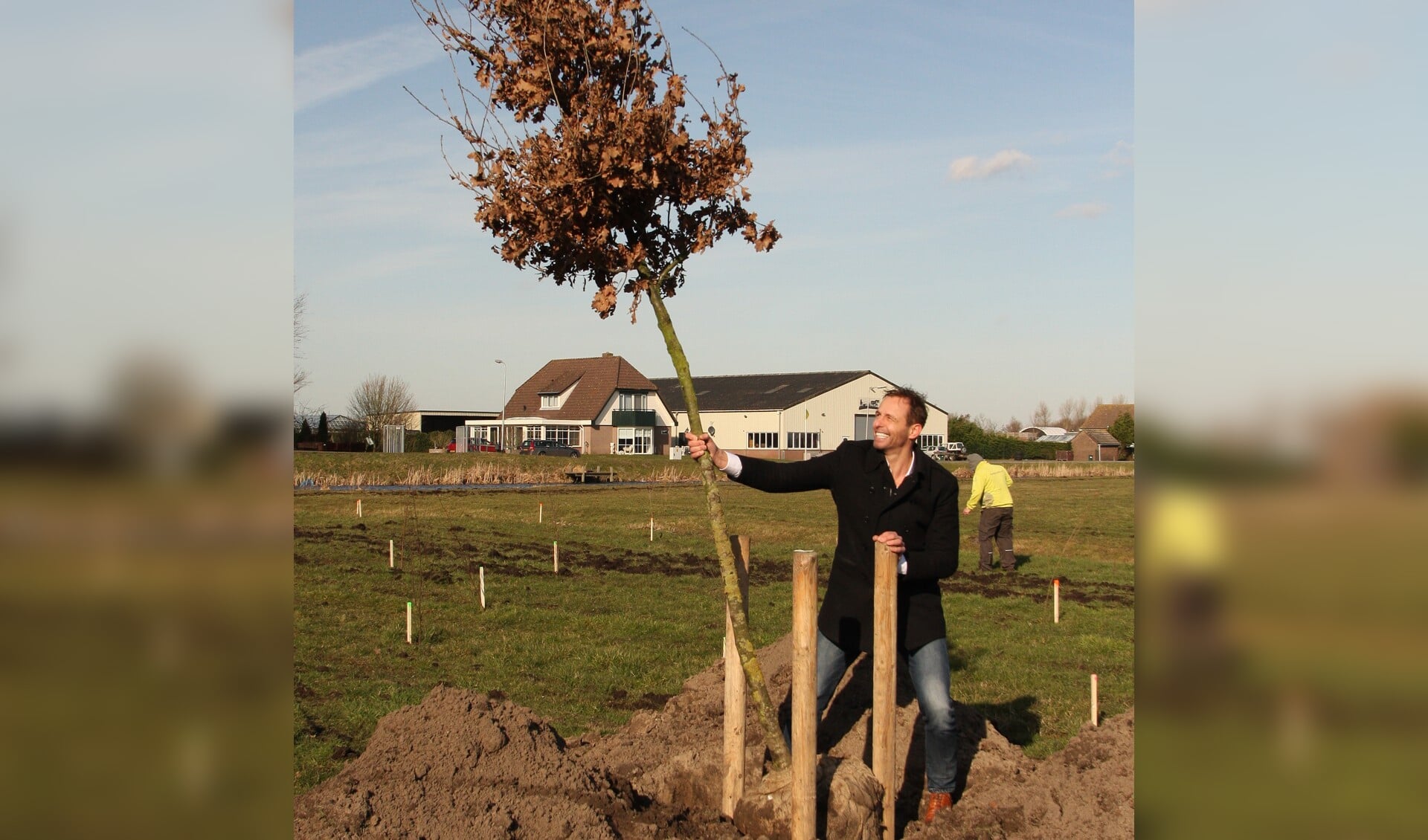 Wethouder Bas Brekelmans mocht vanmiddag symbolisch de eerste boom in de grond zetten en deed dat aan het begin van de Leidsevaart, nabij de aansluiting met de N444. | Foto: pr.