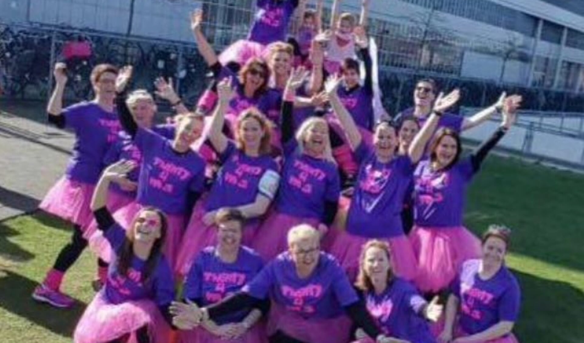 Met deze vrolijke paars met roze outfits won het damesteam vorig jaar de originaliteitsprijs.  