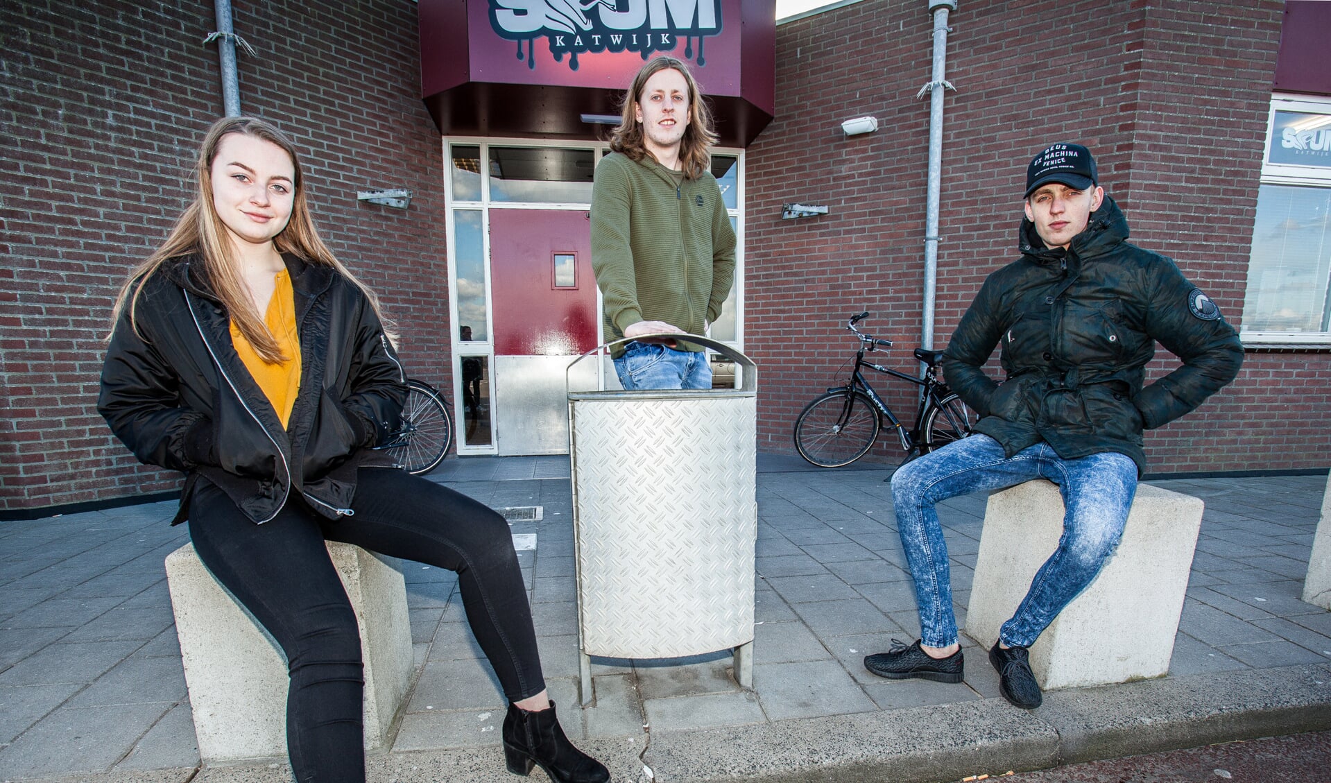 Vrijwilligers van Scum bij het jongerencentrum  aan het parkeerterrein de Noordduinen. | Foto: Adrie van Duijvenvoorde