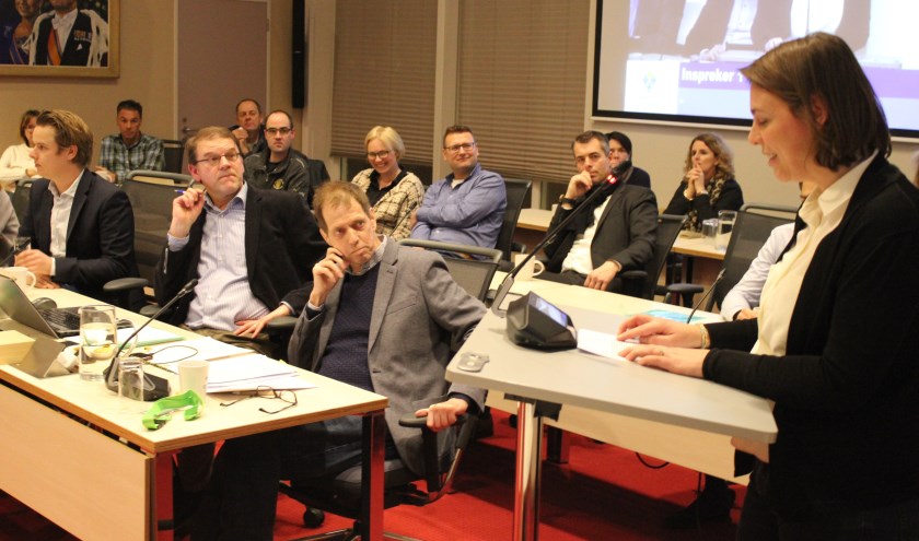 Woordvoerder namens de bezorgde ouders, Evelyn Schuil-Vlassak, spreekt de commissie toe. | Foto: NK