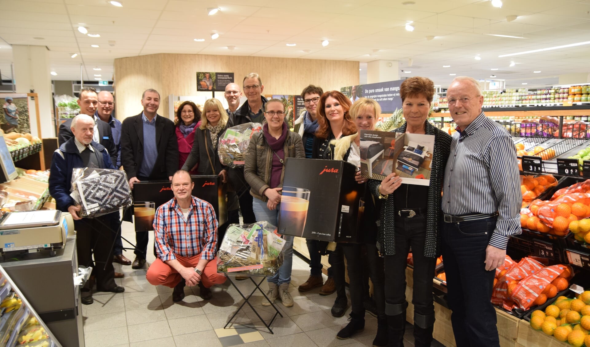 De prijswinnaars van de kassabonactie van Albert Heijn Sassenheim met hun prijzen. | Foto: Esther Luijk