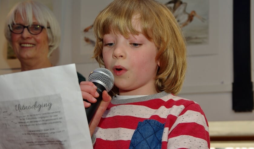 Iris van Rijn, winnaar groep 5/6, leest haar gedicht voor. | Foto Willemien Timmers  