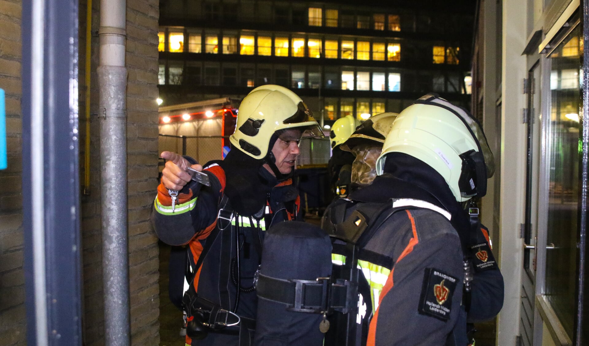 Op zoek naar de opgesloten collega's. 