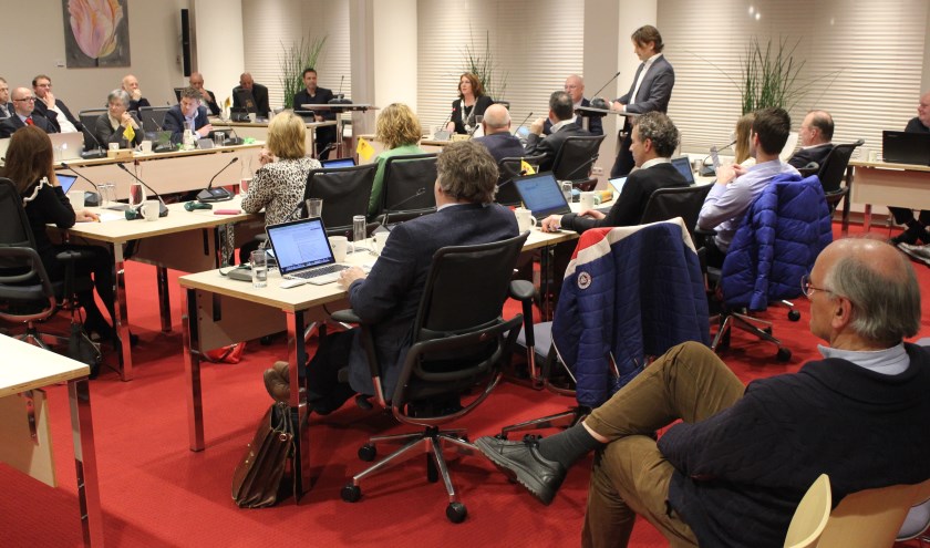 Raadslid Maarten van Welie (CDA) spreekt de raad toe, Alfred Pop, woordvoerder namens de erfgoedverenigingen, luistert. | Foto: Nico Kuyt