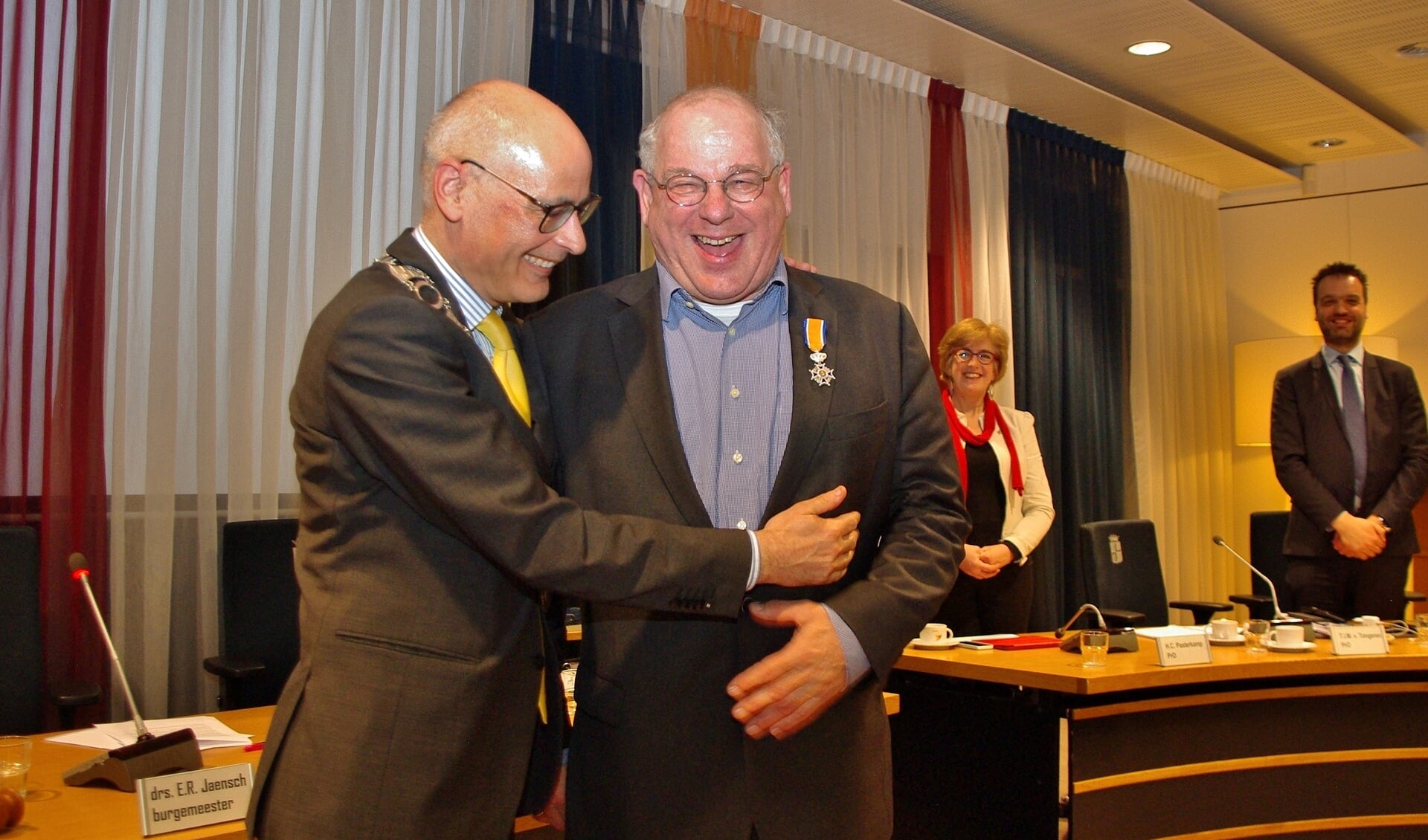 Burgemeester Emile Jaensch feliciteert Tim van Tongeren als eerste met zijn Koninklijke onderscheiding. | Foto Willemien Timmers