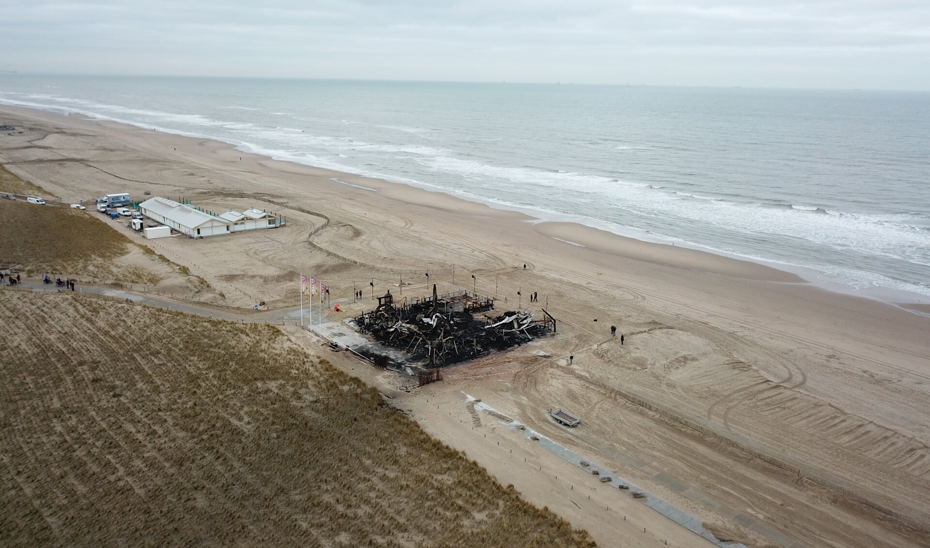 Het nieuwe strandpaviljoen is tot de grond toe afgebrand. 